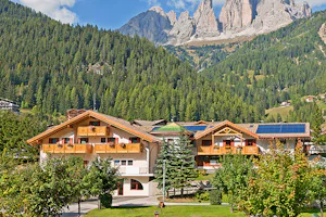 Camping Miravalle - Campingplatz Luftaufnahme mit Blick auf die Berge