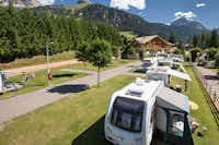 Camping Miravalle - Wohnmobil- und  Wohnwagenstellplätze auf der Wiese auf dem Campingplatz