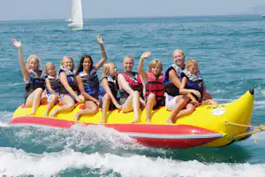 Camping Misano Adriatico - Camper auf einer Plastikbanane auf dem adriatischen Meer