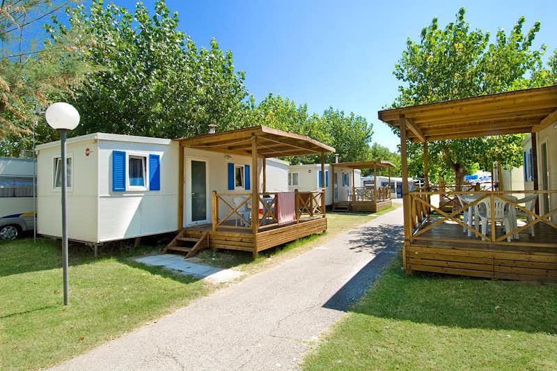 Camping Misano Adriatico - Mobilheime mit überdachten Veranden auf dem Campingplatz