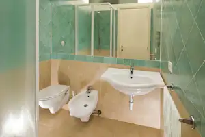Camping Misano Adriatico - Privatbadezimmer eines Bungalows auf dem Campingplatz