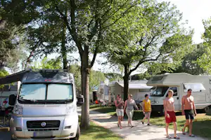 Camping Misano Adriatico - Wohnmobile auf Stellplätzen an einer Strasse des Campingplatzes