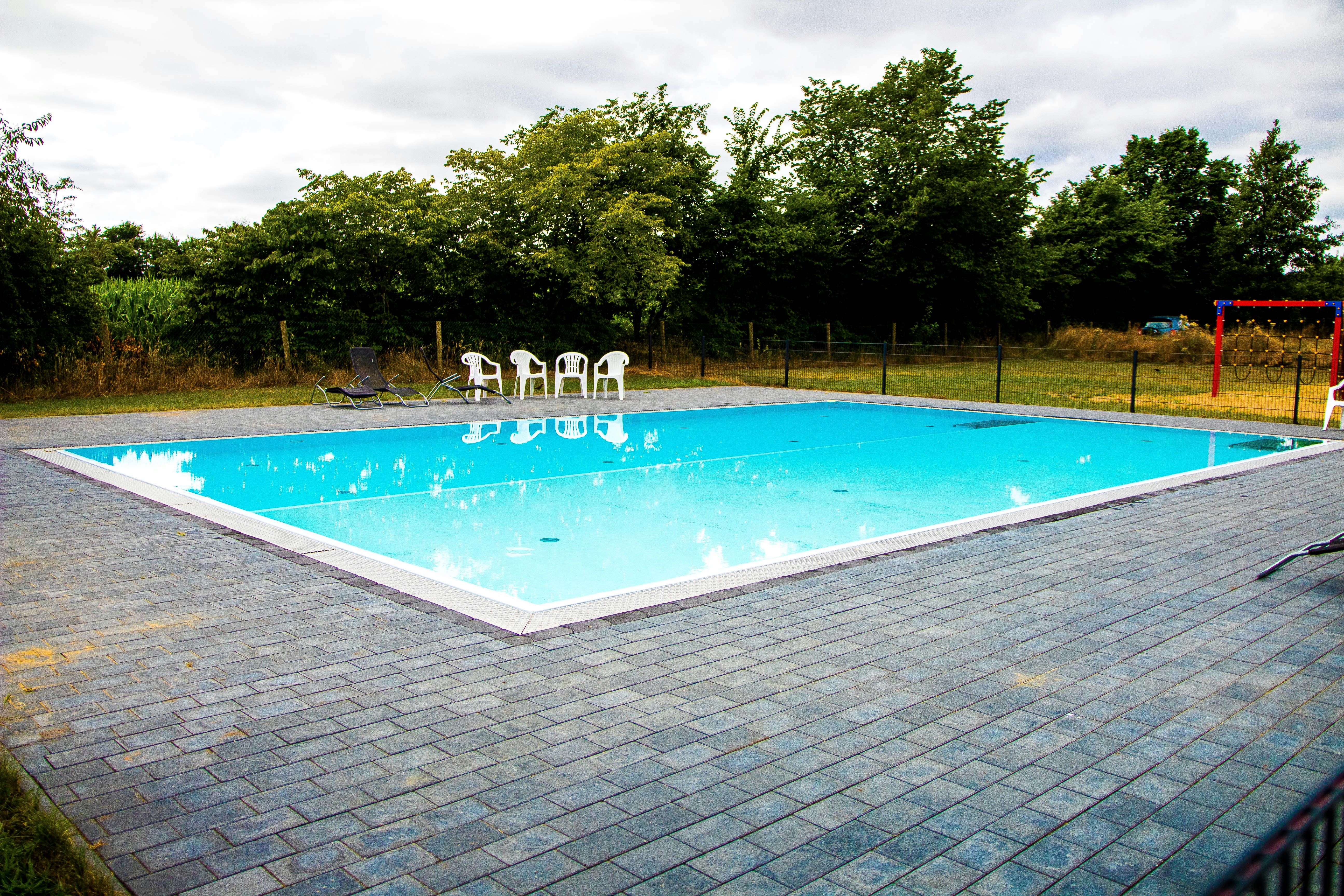 Camping Mitte - Pool mit Sonnenliegen 