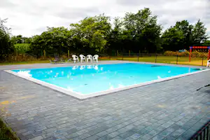 Camping Mitte - Pool mit Sonnenliegen
