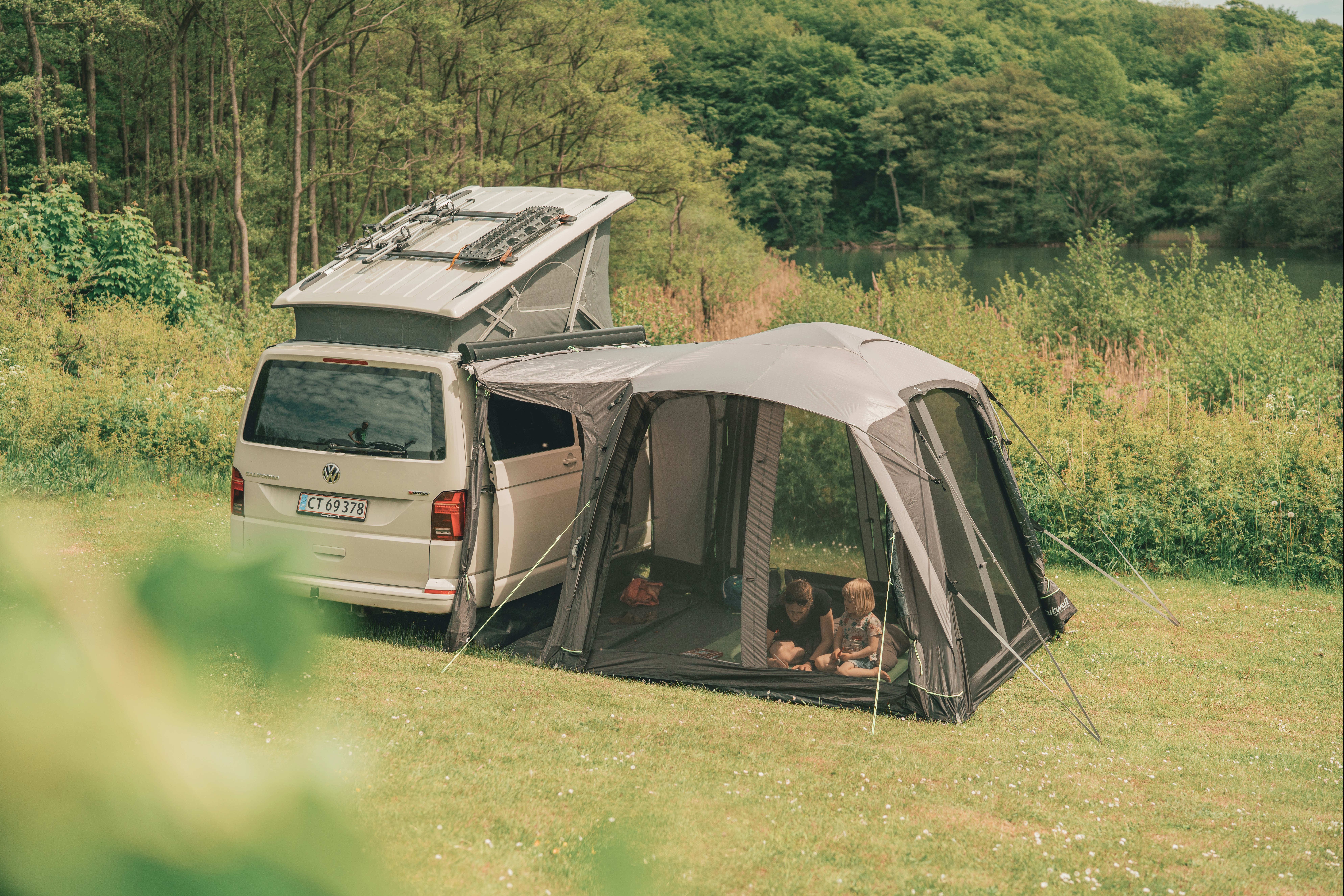 Camp Møns Klint  Camping Møns Klint - Blick auf die Standplätze auf der Wiese