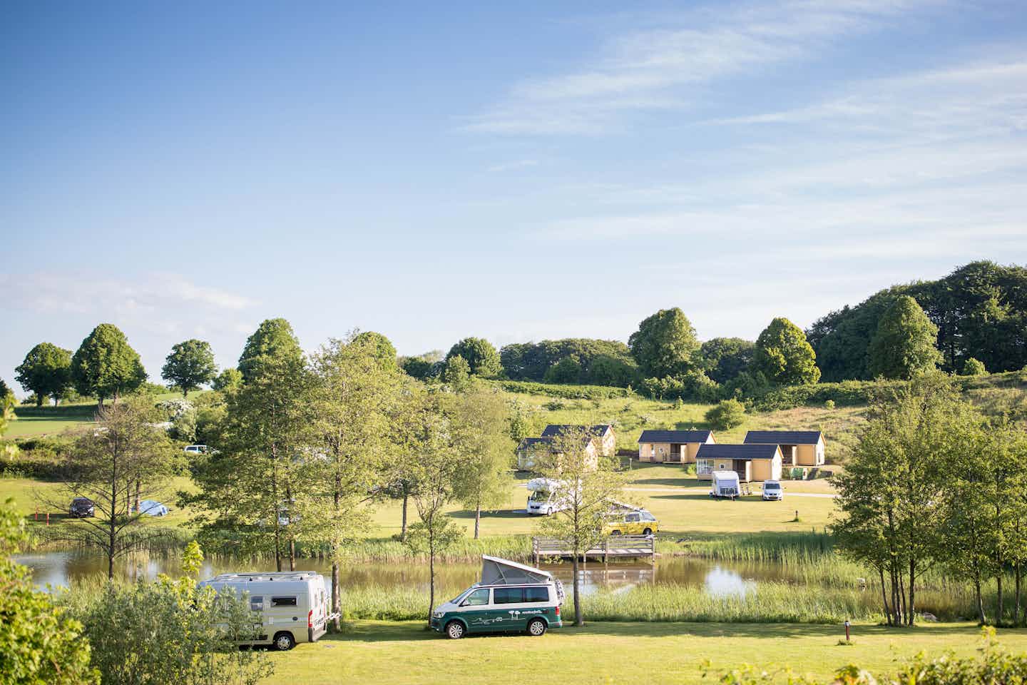 Camp Møns Klint Camping Møns Klint - Blick auf die Standplätze und Mobilheime rund um den See