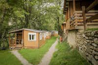 Camping Moli Serradell - Außenansicht Mobilheime mit Veranda zwischen Bäumen