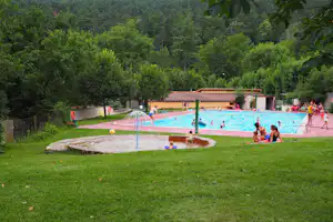 Camping Moli Serradell - Pool vom Campingplatz umgeben von Bäumen