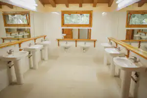 Camping Moli Serradell - Sanitärbereich vom Campingplatz mit Waschbecken und Spiegeln