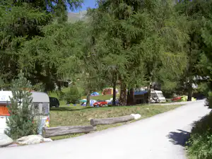 Camping Molignon - Campingbereich für Zelte und Wohnwagen von Bäume umgeben