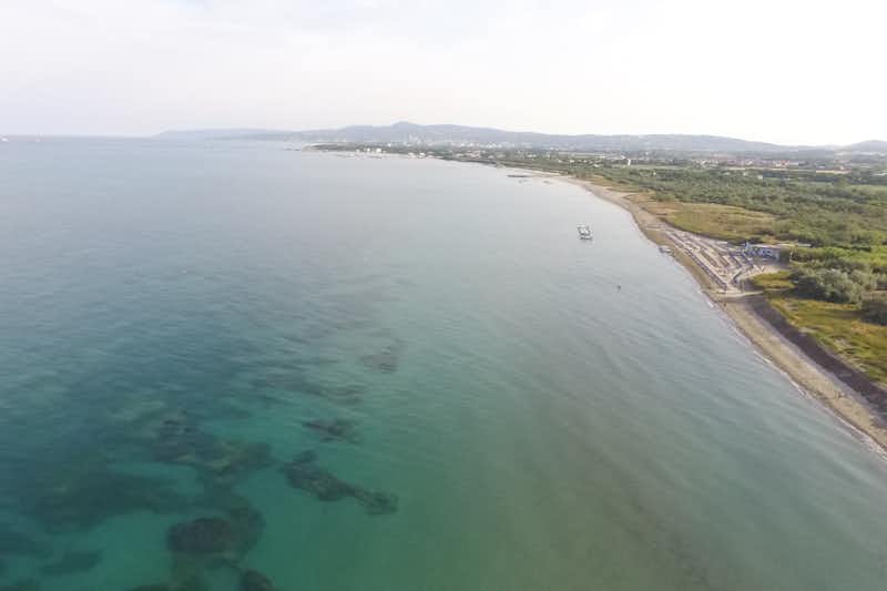 Camping Molino a Fuoco - Luftaufnahme auf den Strand und das Mittelmeer