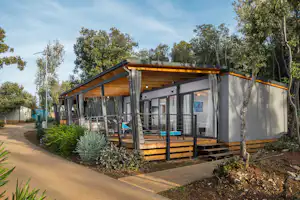 Camping Mon Perin - Außenansicht eines Mobilheims mit überdachter Veranda