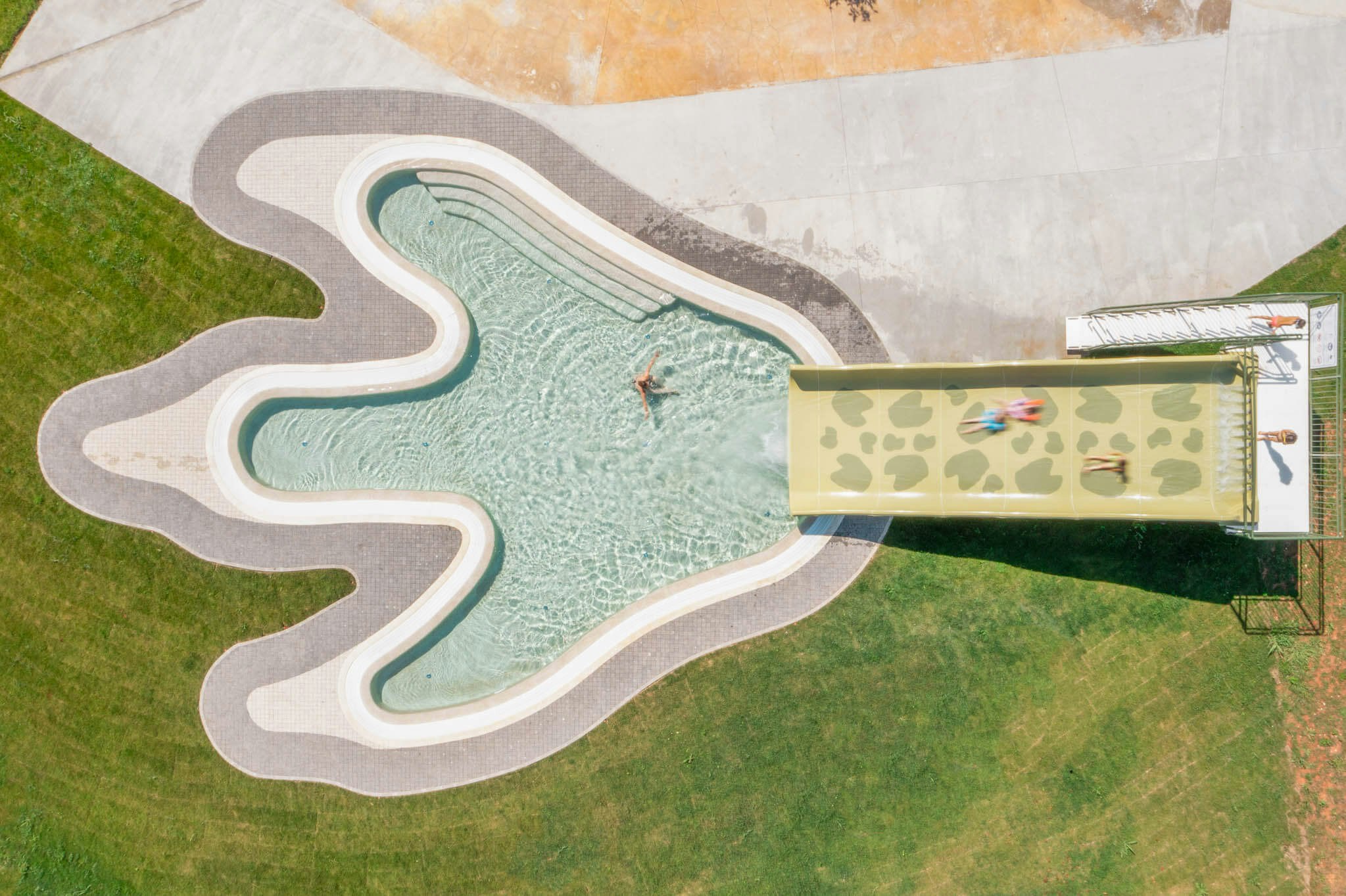 Camping Mon Perin - Freibad aus der Vogelperspektive