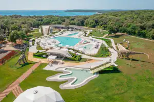 Camping Mon Perin - Luftaufnahme des Wasserparks auf dem Campingplatz