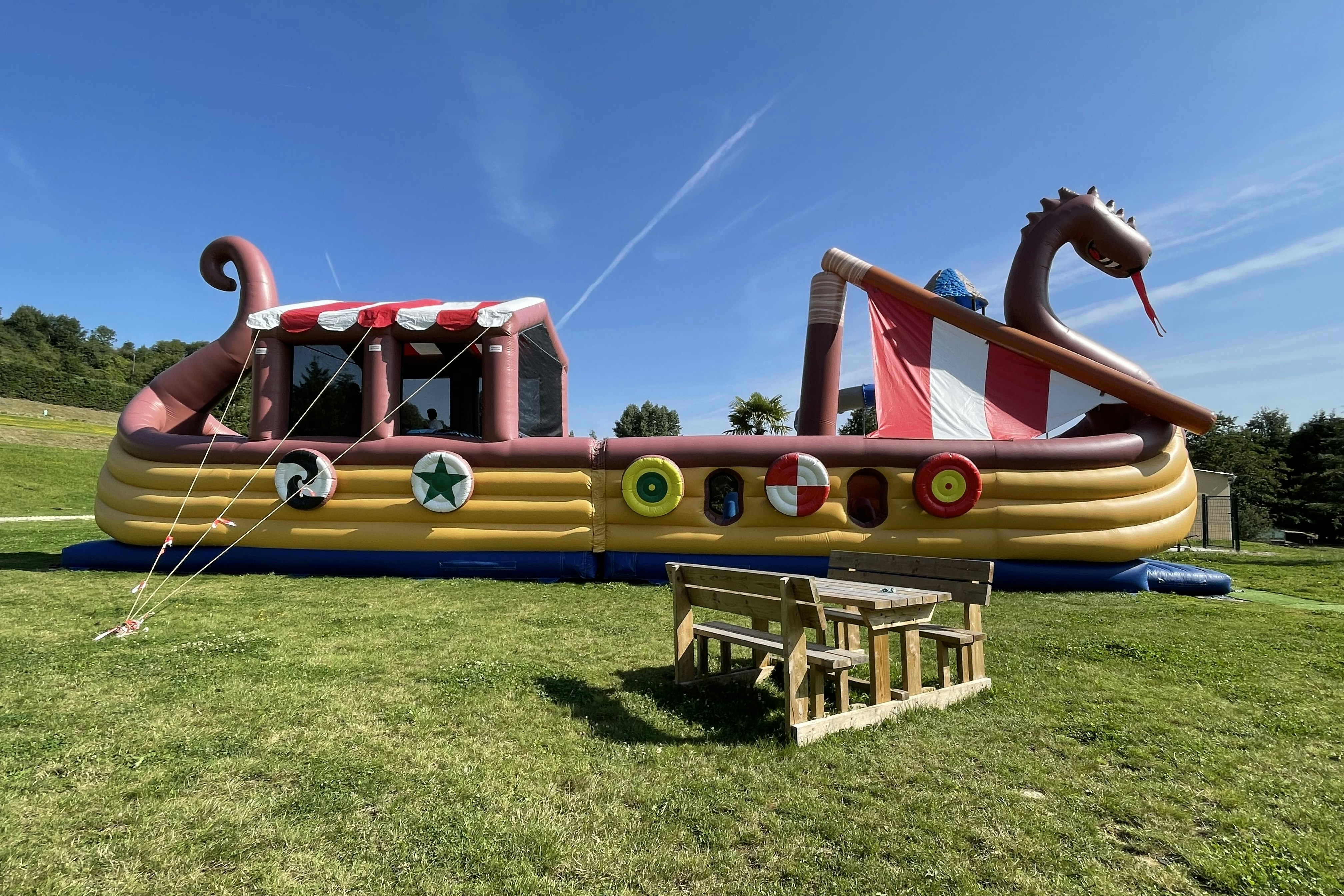 Camping Monaco Parc - Hüpfburg für Kinder auf dem Campingplatz