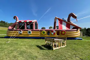 Camping Monaco Parc - Hüpfburg für Kinder auf dem Campingplatz