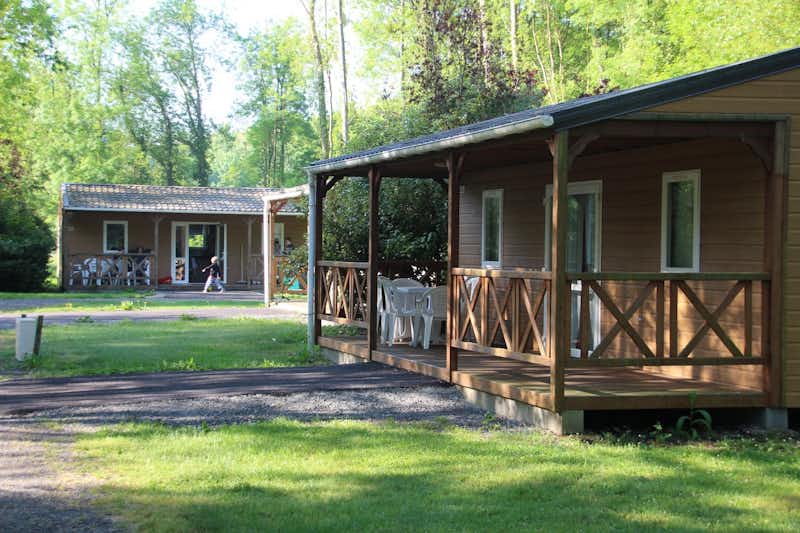 Camping Moncontour Active Park  -  Mobilheime mit Terrasse auf dem Campingplatz