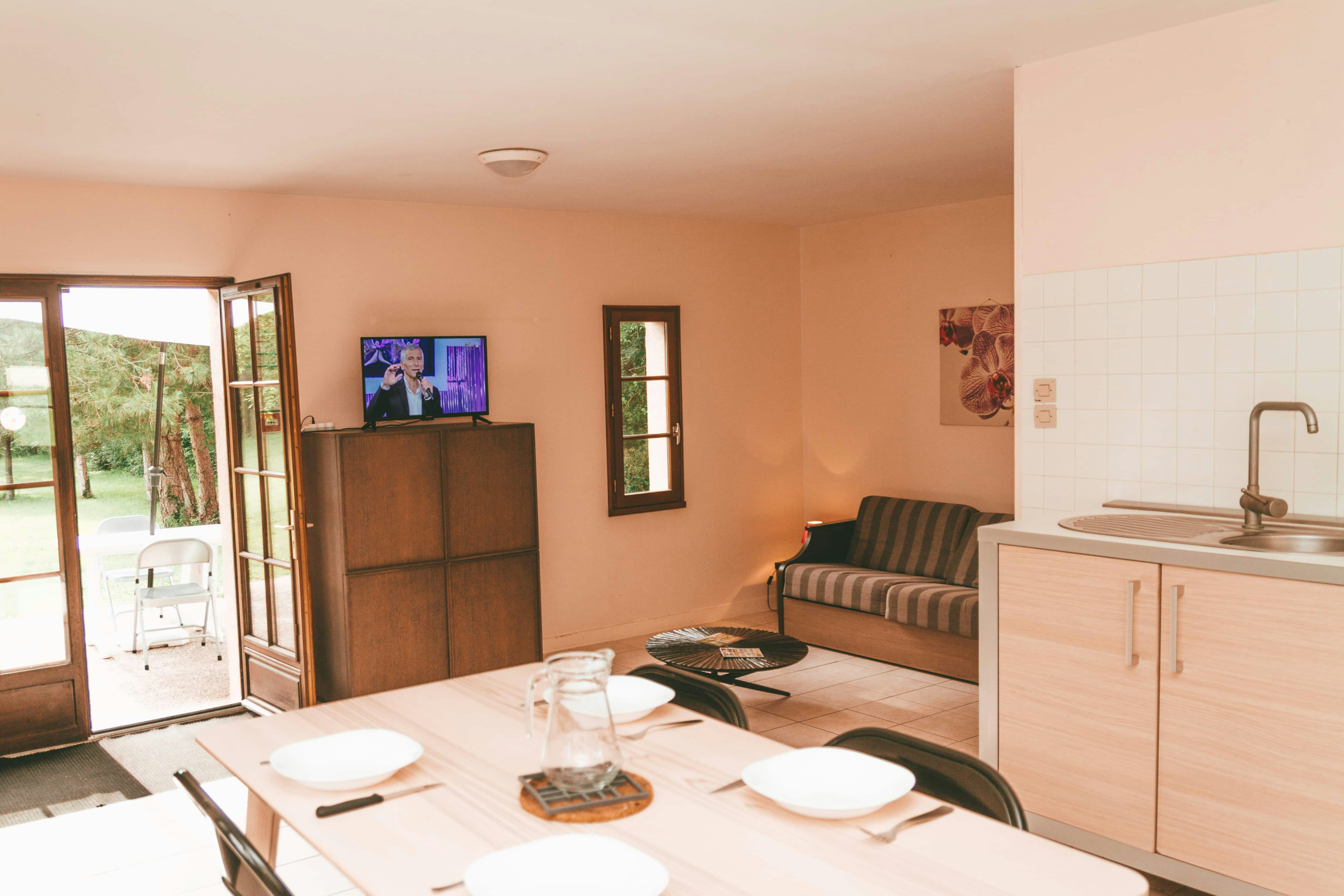 Camping Moncontour Active Park  - Innenansicht eines Mobilheims mit Küche