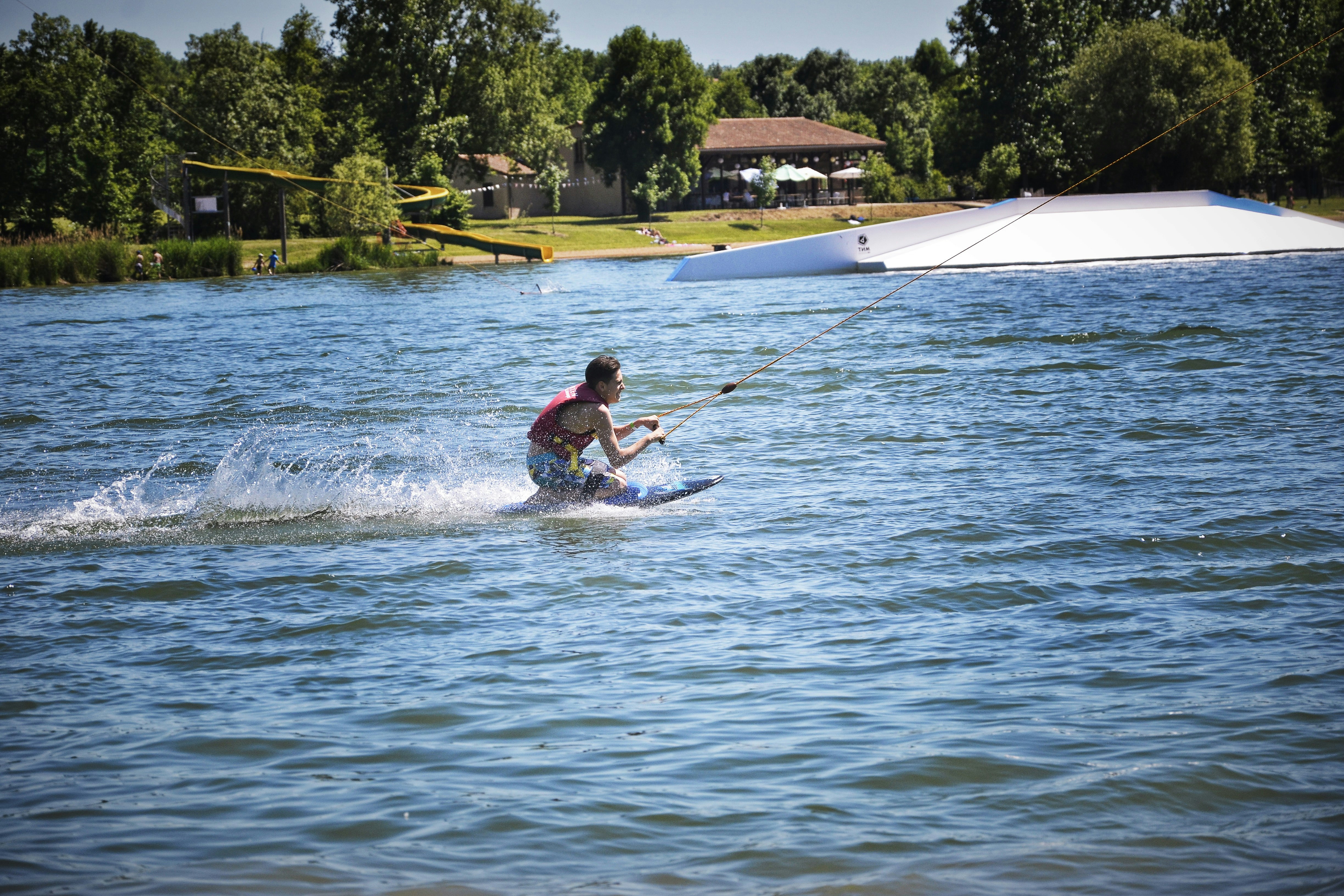 Camping Moncontour Active Park - Wasserski als Freizeitaktivität