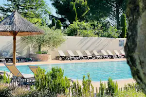 Camping Monplaisir Camping Monplaisir Provence - Pool im Freien mit Liegestühlen und Sonnenschirmen