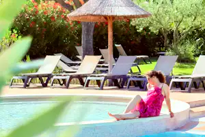Camping Monplaisir Camping Monplaisir Provence - Pool im Freien mit Liegestühlen und Sonnenschirmen