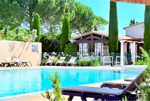 Camping Monplaisir Camping Monplaisir Provence - Blick auf das Freibad auf dem Campingplatz