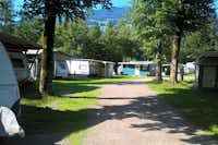 Camping Montafon - Wohnwagen mit Holzvorbauten auf dem Campingplatz