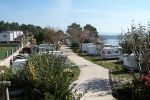Camping Monte Cabo - Blick auf die Stellplätze und den Atlantik