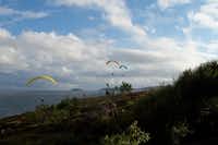 Camping Monte Cabo - Gleitschirmfliegen in der Nähe vom Campingplatz