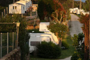 Camping Monte Cabo - Stellplatz zwischen Bäumen auf dem Campingplatz