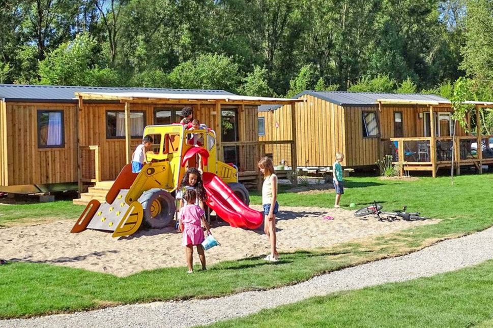 Camping Monte Cristo - Kleiner Kinderspielplatz vor den Mobilheimen