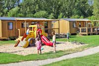 Camping Monte Cristo - Kleiner Kinderspielplatz vor den Mobilheimen