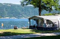 Camping Monte Generoso - Gäste entspannen sich auf der Wiese am See 