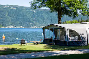 Camping Monte Generoso - Gäste entspannen sich auf der Wiese am See