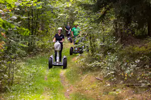 Camping Monte Kaolino - Gäste auf Segways am Wald auf dem Campingplatz