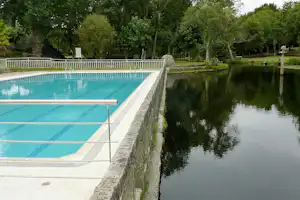 Camping Monterroso - Poolbereich auf dem Campingplatz