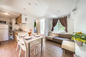 Camping Montescudaio - Innenansicht des Mobilheims mit Blick auf Küche und Wohnzimmer