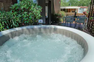 Camping Montescudaio - Jacuzzi auf der Veranda des Mobilheims
