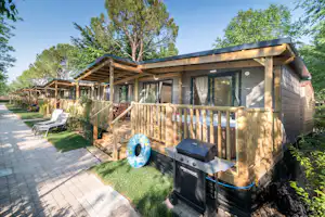 Camping Montescudaio - Luxus-Mobilheim mit Veranda, Whirlpool und Grill auf dem Campingplatz