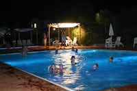 Camping Monti del Sole - Badegäste im Swimmingpool bei Nacht