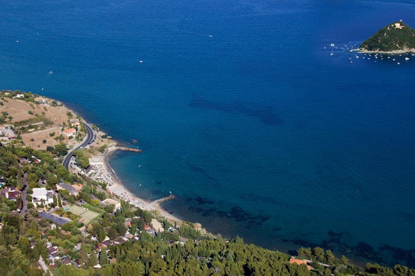 Camping Monti e Mare  -  Campingplatz am Mittelmeer aus der Vogelperspektive in der Nähe von der Insel Gallinara