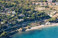 Camping Monti e Mare  -  Luftaufnahme vom Campingplatz mit direktem Zugang zum Strand