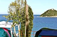 Camping Monti e Mare  -  Stellplatz vom Campingplatz mit Blick auf das Meer
