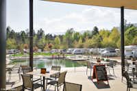 Camping Montiggl - Restaurant Terrasse mit Blick auf den Pool