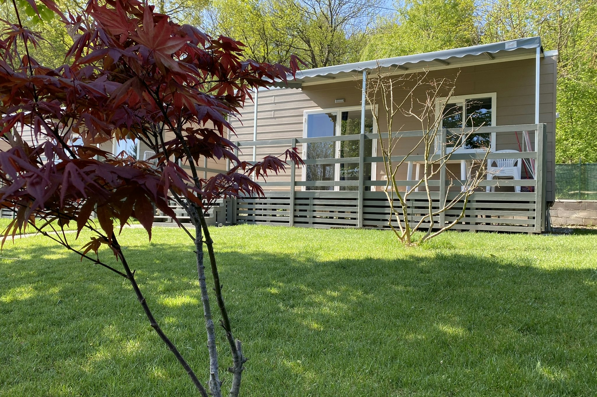 Camping Montorfano  - Mobilheim mit Terrasse auf dem Campingplatz