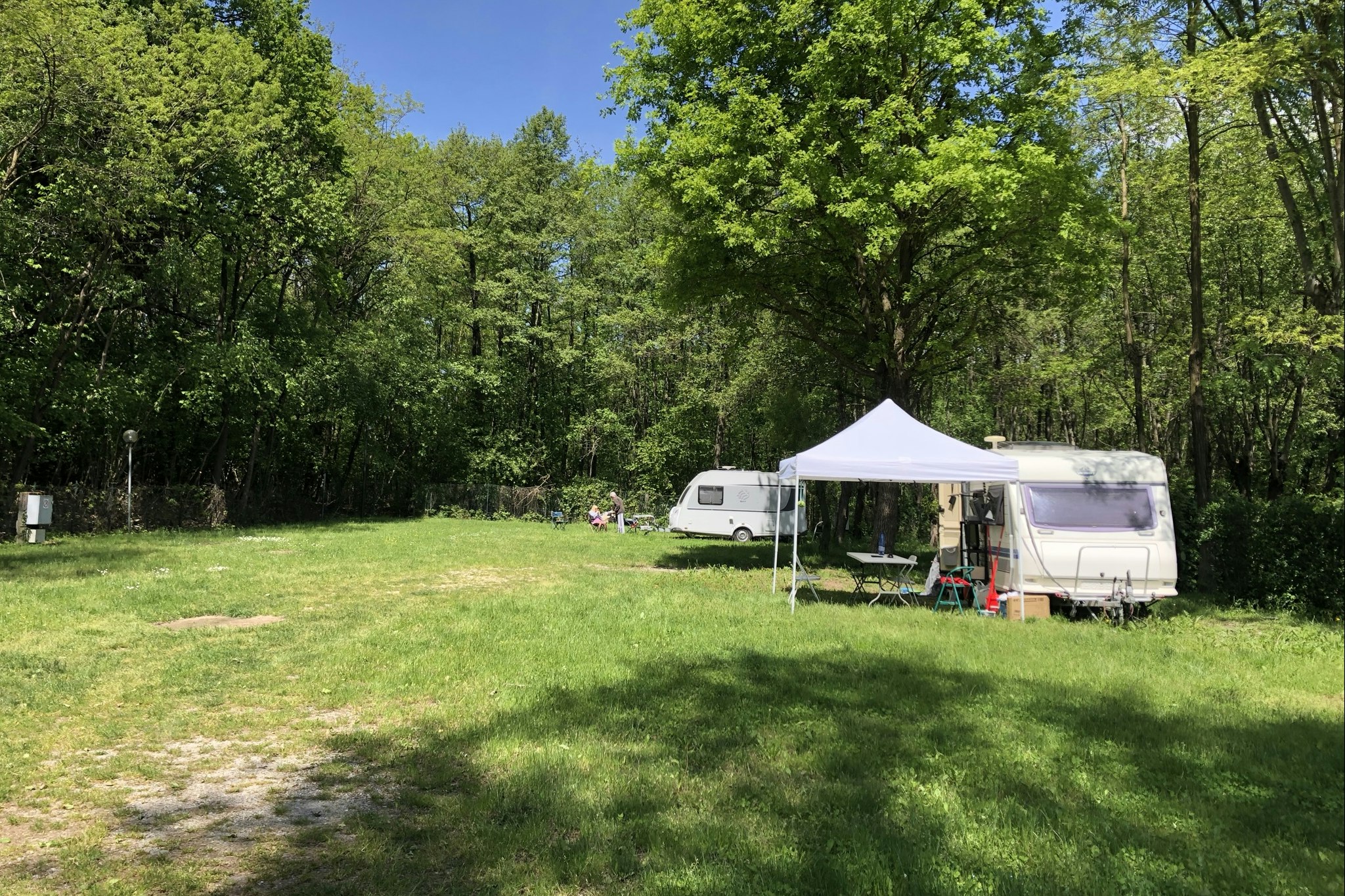Camping Montorfano - Blick auf die Standplätze auf der Wiese