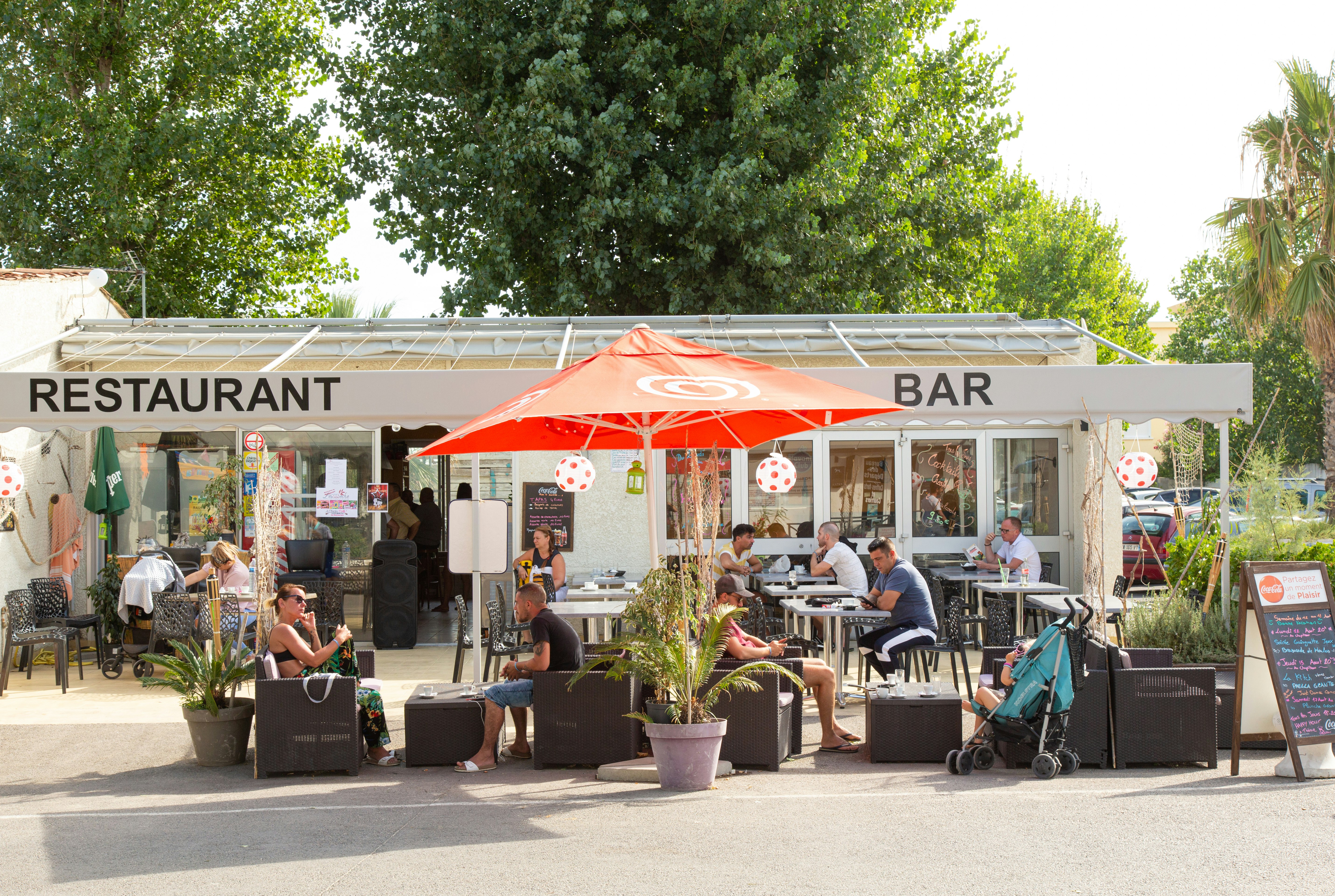 Camping Montpellier Plage - Restaurant mit Bar und Terrasse auf dem Campingplatz