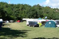 Camping Monument  -  Wohnwagen- und Zeltstellplatz auf grüner Wiese auf dem Campingplatz