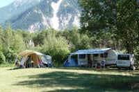 Camping Monument  -  Wohnwagen- und Zeltstellplatz zwischen Bäumen auf dem Campingplatz