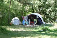 Camping Monument  -  Zeltstellplatz im Schatten auf dem Campingplatz